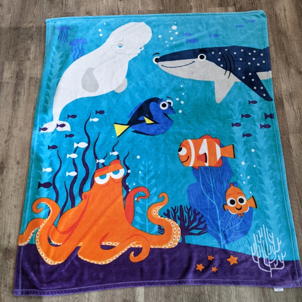 Finding Dory fleece blanket